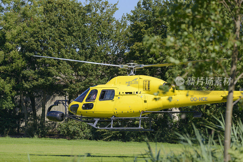 欧洲直升机公司AS355N Ecureuil 2直升机从田野起飞